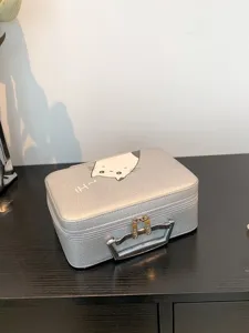 Vue détaillée d'une boîte à maquillage en similicuir argenté avec imprimé chat mignon