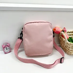 Bolso bandolera de nailon rosa minimalista con correa ajustable para niñas, rosa.