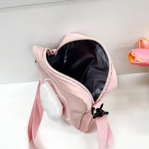 Vista detallada que muestra el interior y la cremallera del bolso de nylon rosa.