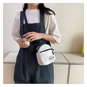 Modelo con un bolso bandolera de nailon blanco minimalista para uso diario casual