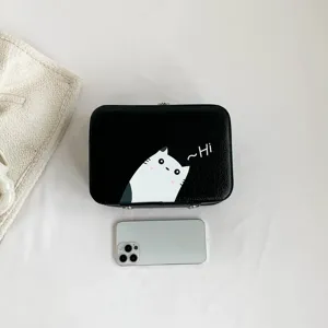 Trousse à maquillage avec motif chat comparée à un smartphone pour la taille