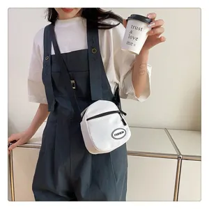 Vista de estilo de vida casual de un bolso bandolera de nailon blanco para mujer