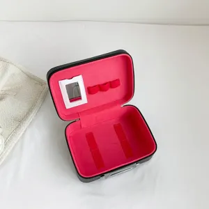 Vue intérieure d'une trousse de maquillage noire avec doublure rose et miroir