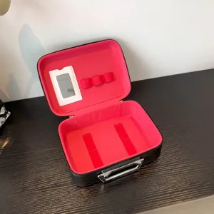 Vue détaillée de l'intérieur d'une mallette de maquillage avec miroir et doublure rose