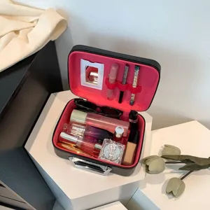 Vue détaillée de la trousse à maquillage noire avec intérieur rose vif et miroir