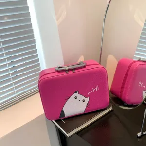 Gros plan d'une trousse de maquillage rose avec imprimé chat de dessin animé et poignée