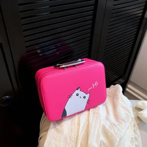 Détail rapproché de la trousse cosmétique fuchsia en cuir avec imprimé chat mignon et poignée