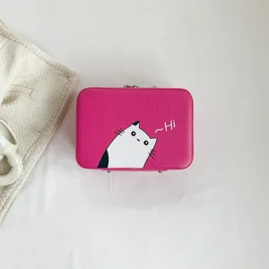 Vue détaillée d'une boîte à cosmétiques rose avec motif chat mignon et texte Hi