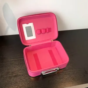 Vue intérieure d'un organisateur de maquillage rose avec miroir et boucles à pinceaux.