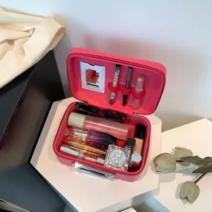 Vue détaillée de l'intérieur d'une trousse de maquillage rose avec miroir intégré