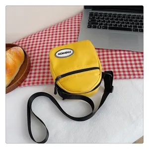 Bolso bandolera pequeño de nailon amarillo para móvil con fondo decorativo estilo casual