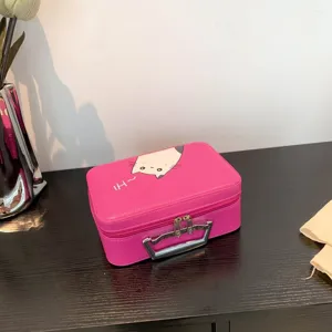 Gros plan sur un étui de maquillage rose avec imprimé chat mignon et poignée en métal