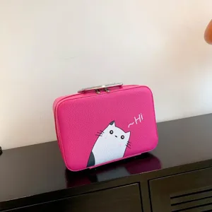 Vue détaillée d'une trousse de maquillage rose avec imprimé de chat mignon et texte