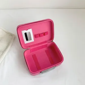 Vue intérieure d'un coffret de maquillage rose avec miroir et supports élastiques