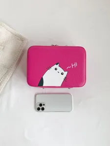 Détail de la trousse de maquillage chat fuchsia avec un smartphone pour l'échelle