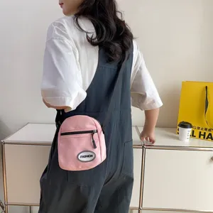 Bolso bandolera de nailon rosa ligero para mujer con un estilo japonés informal.