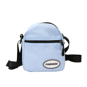 Bolso bandolera de nailon azul claro para mujer con cremallera negra y parche