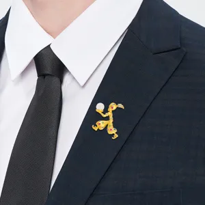 Vintage Sultan-personage broche met kleurrijke strassteentjes op een blauw kostuumrevers