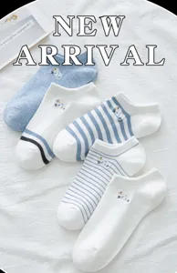 Detail van blauw-wit gestreepte lage sokken met schattig schapenborduursel