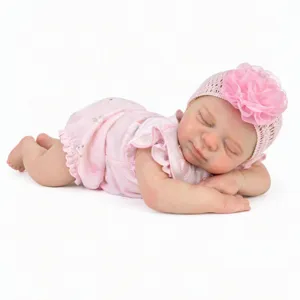 Detailansicht einer 18-Zoll-Puppe aus weichem Platin-Silikon in Rosa für Kinder