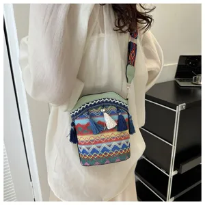 Detailansicht einer bunten, gewebten Tasche im Ethno-Stil mit dekorativen Quasten