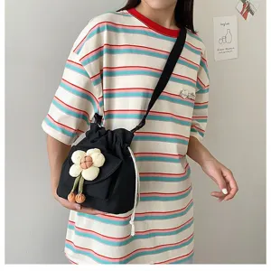 Japanische schwarze Canvas-Umhängetasche mit niedlichem handgefertigtem Blumenschmuck