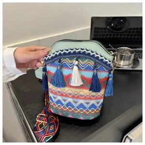 Detailansicht einer bunten Ethno-Beuteltasche mit Stickereien und Quasten