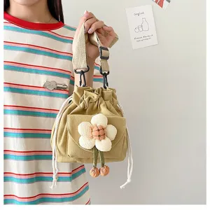 Detailansicht einer süßen Canvas-Umhängetasche mit einer großen Blumenverzierung