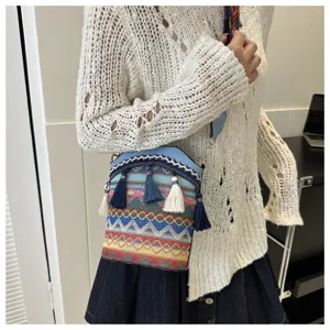 Ethnische Vintage-Eimertasche mit bunten Quasten und gemustertem Schultergurt