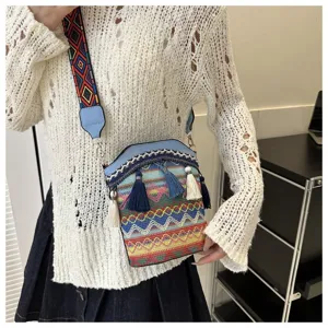 Detail einer Vintage-Eimertasche im Ethno-Stil mit bunten Webmustern und Quastenbesatz