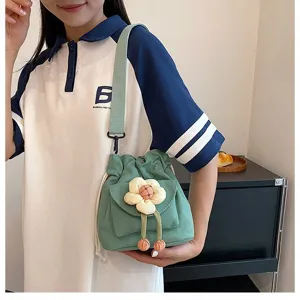 Japanische grüne Canvas Beuteltasche mit süßem Plüschblumen Detail für Damen