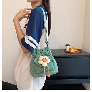 Detailaufnahme einer süßen grünen Canvas Umhängetasche mit Blume getragen von einem Model