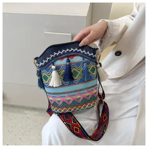 Detailaufnahme einer Ethno-Beuteltasche mit bunten Webmustern und blauen Quasten