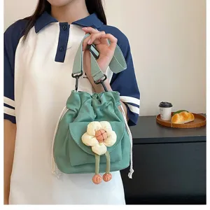 Nahaufnahme einer niedlichen grünen Segeltuch-Umhängetasche mit Blumendetail