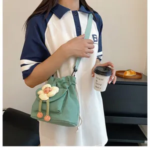 Süße minzgrüne Canvas-Umhängetasche mit Plüschblume im japanischen Kawaii-Stil