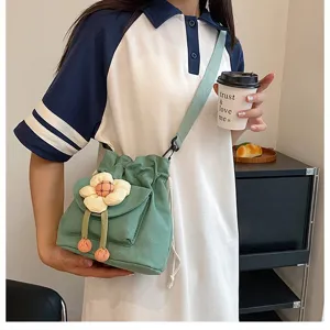 Lifestyle-Ansicht der süßen mintgrünen Segeltuchtasche mit Plüschblume