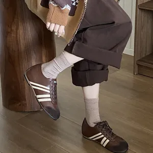 Καφέ ριμπ γυναικείες κάλτσες με ρετρό sneakers, λεπτομέρεια άνετου φθινοπωρινού outfit.