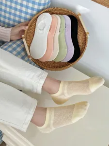 Detail van ademende mesh onzichtbare sokken in diverse kleuren gepresenteerd in een mand