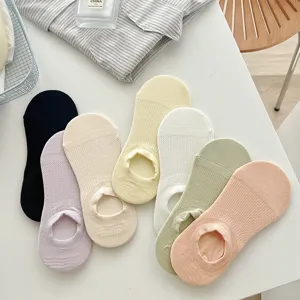 Detailweergave van diverse pastelkleurige ademende katoenen sneakersokken voor dames
