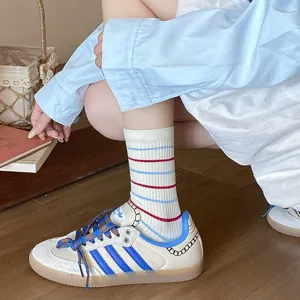 Vue détaillée des chaussettes en coton à rayures rouges et bleues de style académie sportive