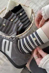 Koreaanse stijl gestreepte middelhoge sokken met schattig knoopdetail voor dames en meisjes.