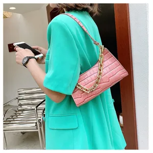 Elegante bolso de hombro rosa con estampado de cocodrilo y cadena dorada elegante
