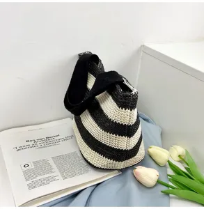 Vue détaillée d'un sac à main en paille tissée à rayures noires et blanches avec tulipes