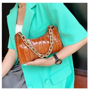 Bolso de hombro marrón con estampado de cocodrilo y cadena dorada