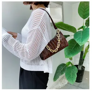 Elegante bolso baguette marrón con estampado de cocodrilo y detalle de cadena dorada