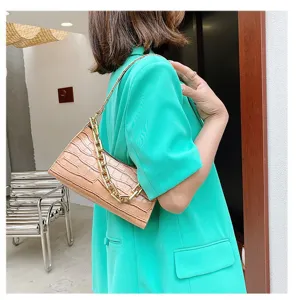 Elegante bolso de hombro beige con relieve de cocodrilo y detalle de cadena dorada