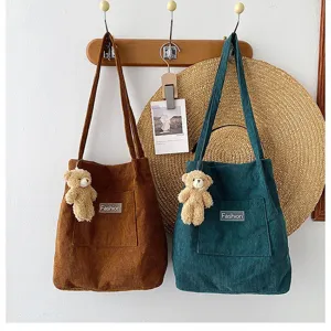 Kord-Schultertaschen in Braun und Blaugrün mit niedlichen Bären-Plüsch-Anhängern