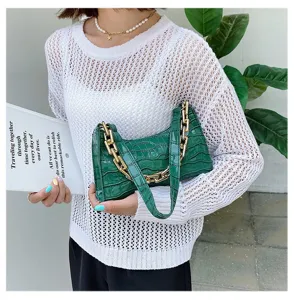 Elegante bolso de hombro verde con estampado de cocodrilo y detalle de cadena dorada