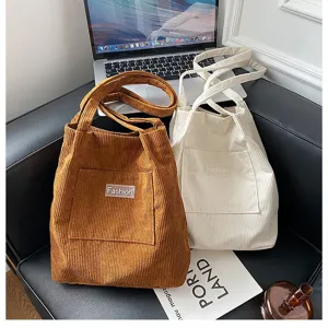 Detailansicht stilvoller Cord-Beuteltaschen in den Farben Braun und Cremeweiß