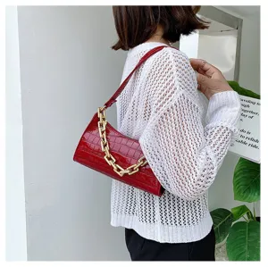 Elegante bolso de hombro rojo con patrón de cocodrilo y cadena dorada para mujer.